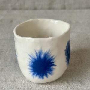 Porzellanbecher mit blauem Kornblumenmuster