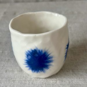 Porzellanbecher mit blauem Kornblumenmuster