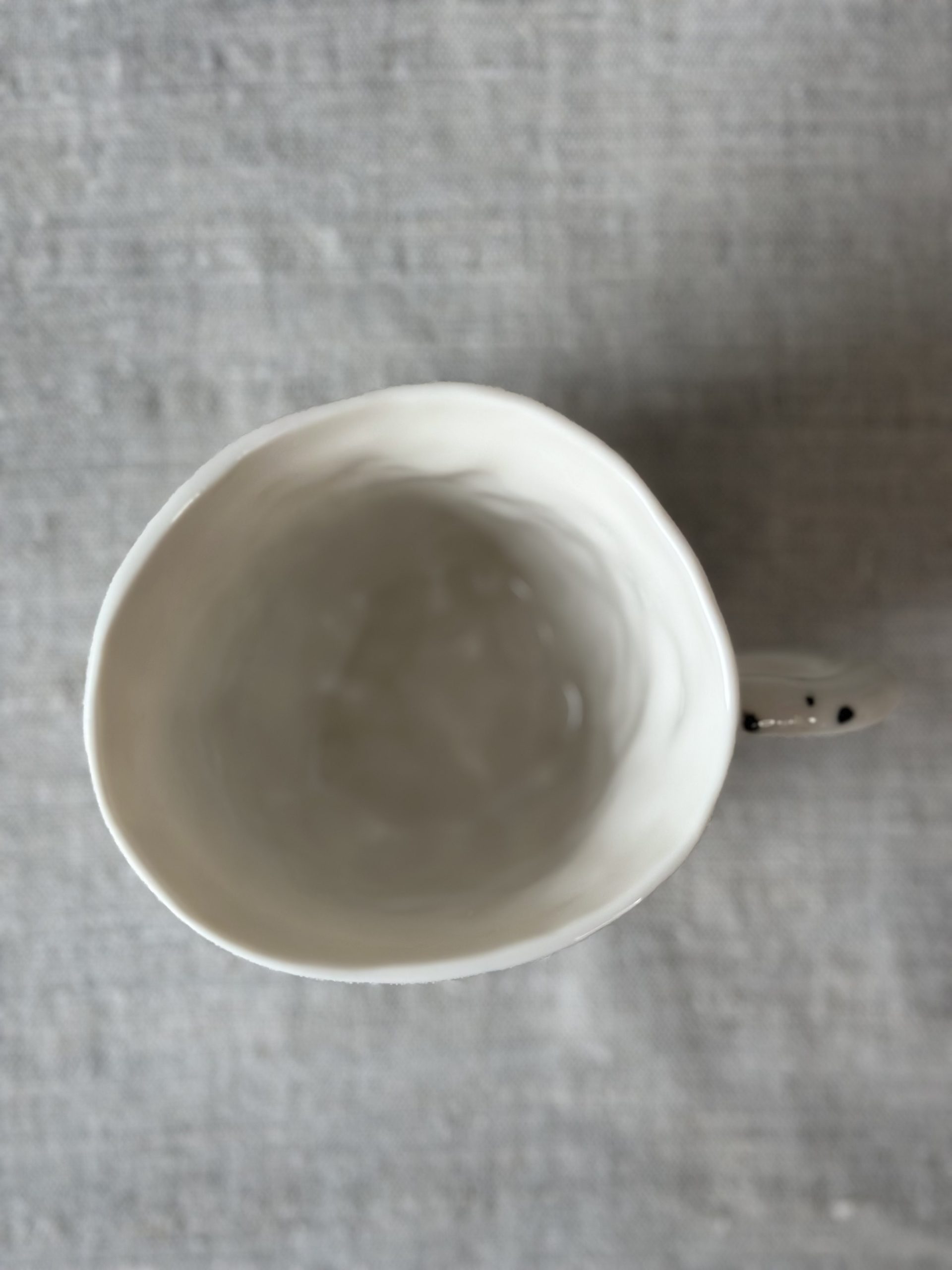 Porzellantasse mit schwarzen Punkten – Bild 6