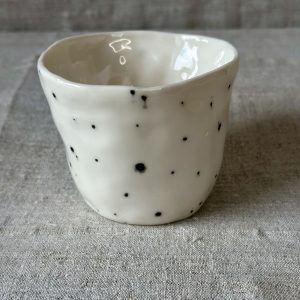 Porzellanbecher mit schwarzen Punkten