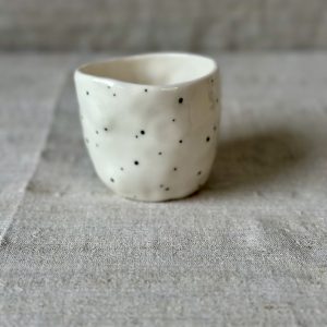 Porzellanbecher mit schwarzen Punkten
