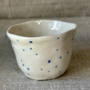 Porzellanbecher mit hellblauen Punkten