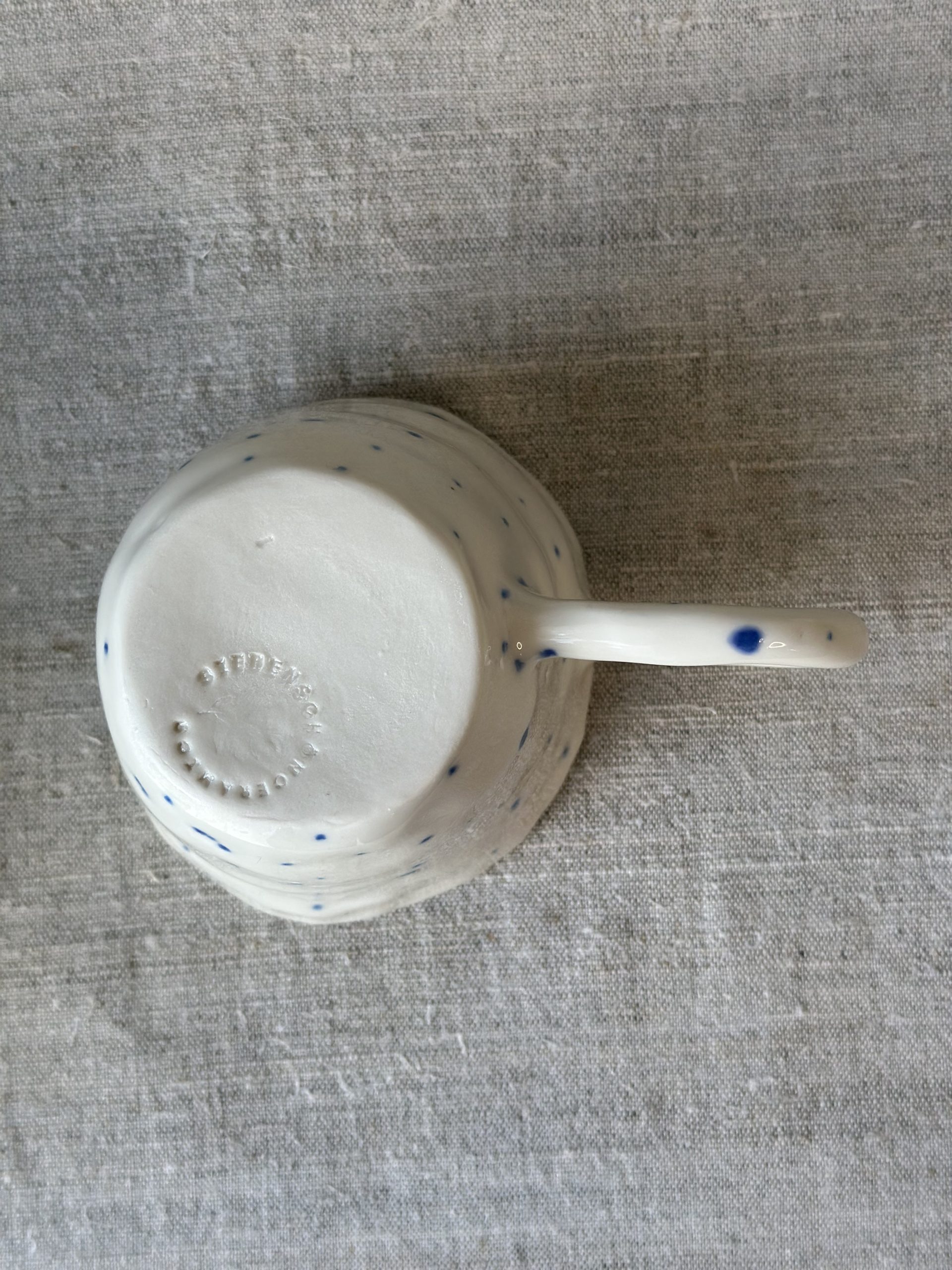 Porzellantasse mit hellblauen Punkten – Bild 6