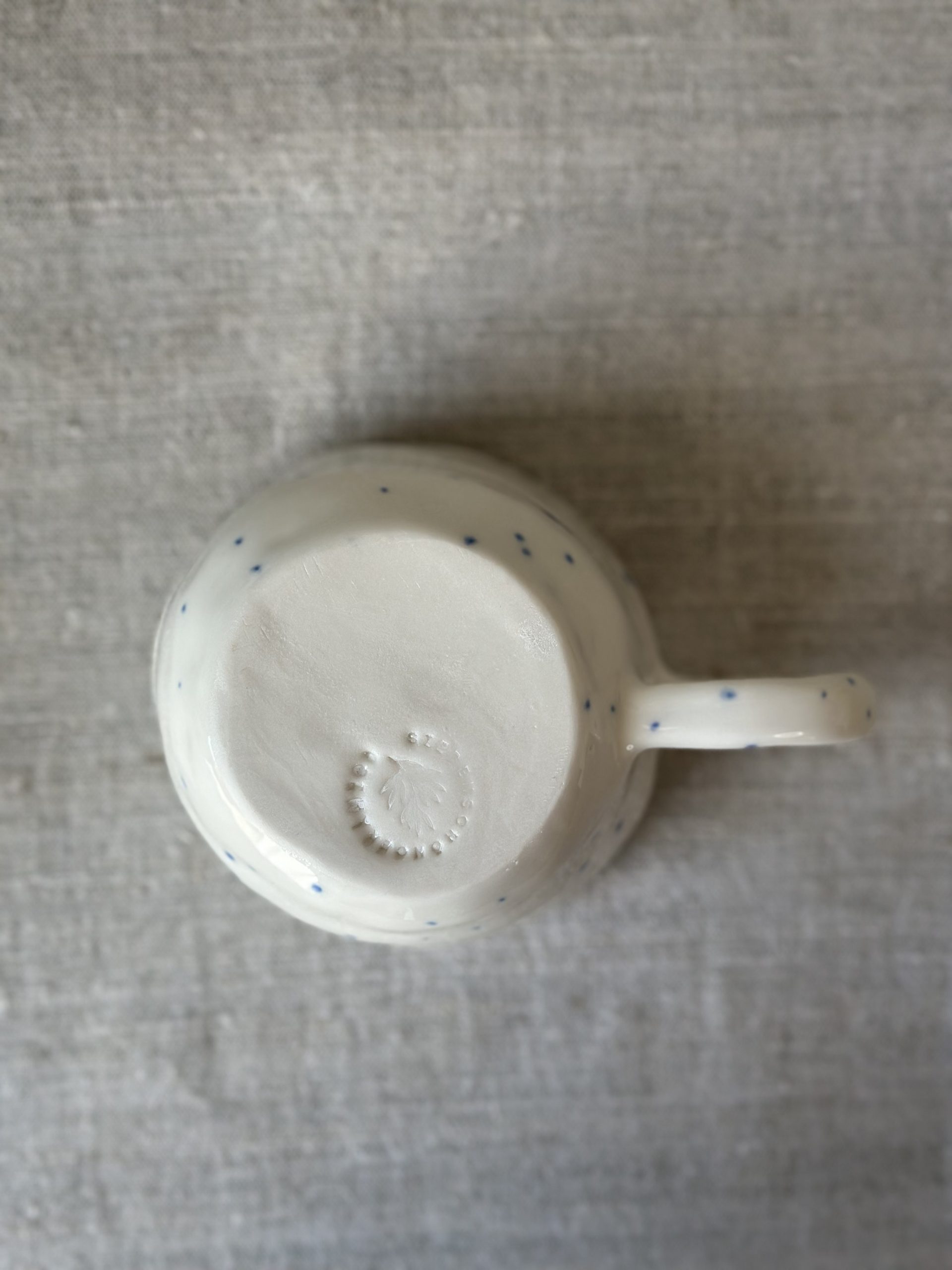 Porzellantasse mit hellblauen Punkten – Bild 6