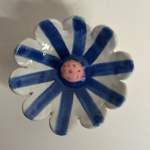 Grosse Bienentränke blau gestreift, rosa Mitte mit roten Punkten