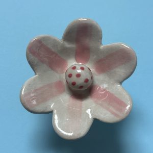 Bienentränke Streifen rosa Streifen, rote Punkte in der Mitte