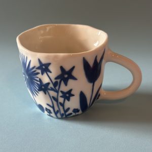 Porzellanbecher mit blauen Blumen