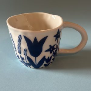 Porzellanbecher mit blauen Blumen