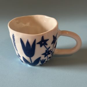 Porzellanbecher mit blauen Blumen