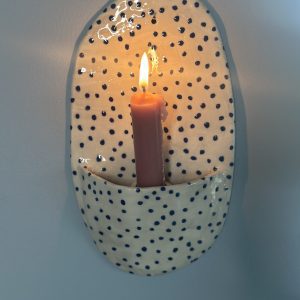 Wandkerzenhalter mit blauen kleinen Punkten