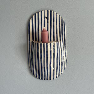 Wandkerzenhalter mit schmalen blauen Streifen