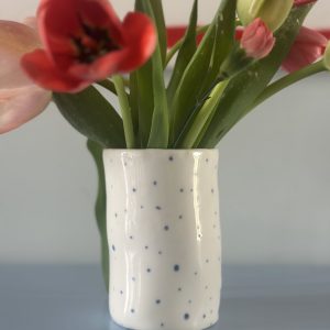 Porzellanvase hellblau gepunktet