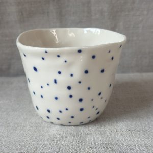 Porzellanbecher mit blauen Punkten