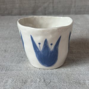 Porzellanbecher mit hellblauen Tulpen