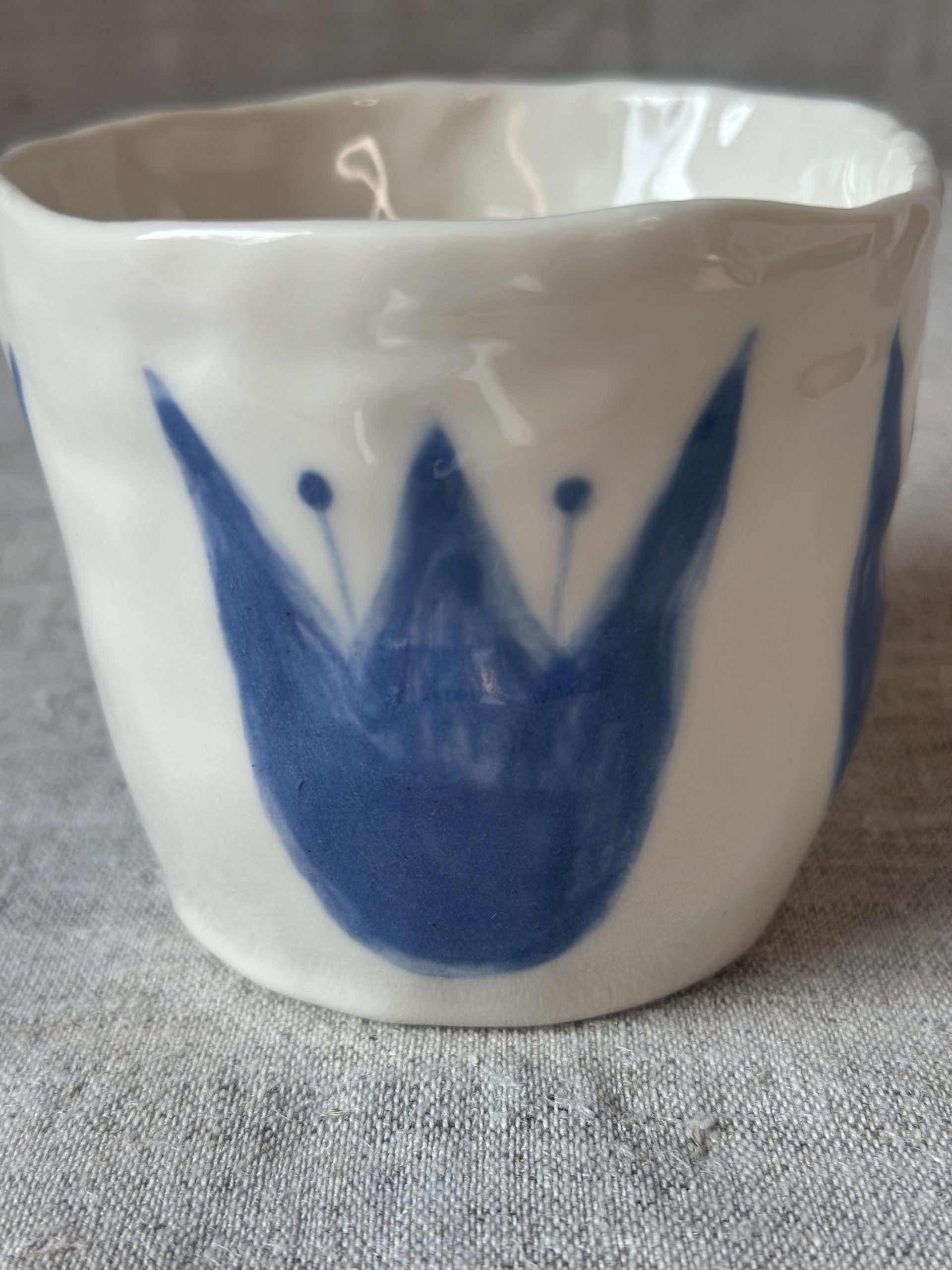 Porzellanbecher mit hellblauen Tulpen – Bild 6