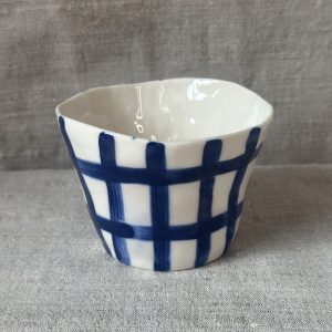 Porzellanbecher mit blauem Karo